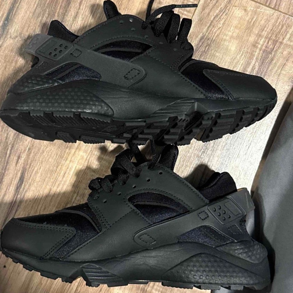 Sleek Black Athletic Shoes for Women